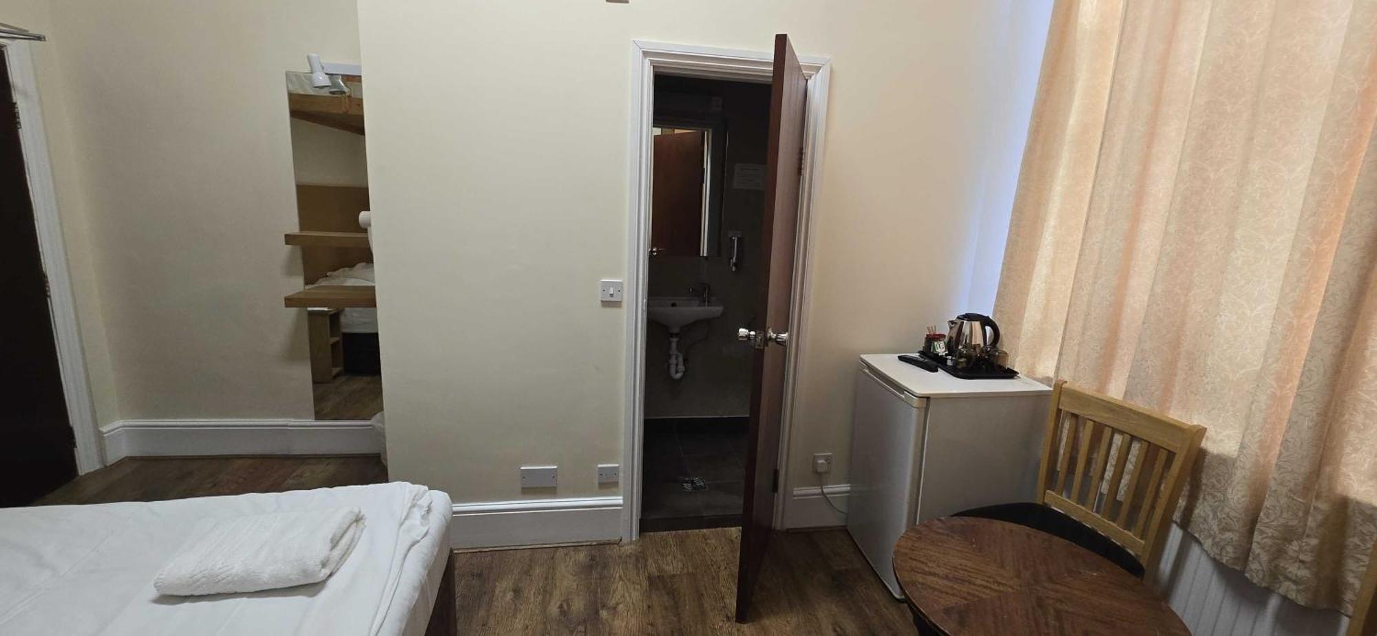 ドルフィン イン ザ ロッジ ロンドン 部屋 写真